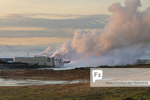 Geothermisches Reykjanes-Kraftwerk und rauchende Fumarole an der heißen Quelle Gunnuhver  Reykjanes-Halbinsel  Island  Polarregionen