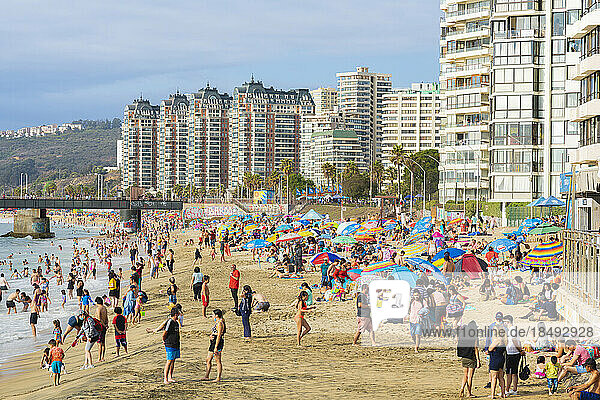 Menschen entspannen sich am Strand von Acapulco in der Nähe des Vergara-Piers  Vina del Mar  Chile  Südamerika