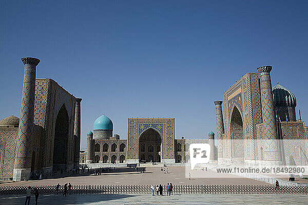 Ulug Bek  Tilla-Kari und Sherdor Madrassahs  von links nach rechts  Registan-Platz  UNESCO-Weltkulturerbe  Samarkand  Usbekistan  Zentralasien  Asien