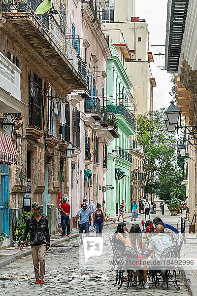 Typische Straßenszene  Cafétische  die auf die Straße hinausragen  Alt-Havanna  Kuba  Westindien  Karibik  Mittelamerika