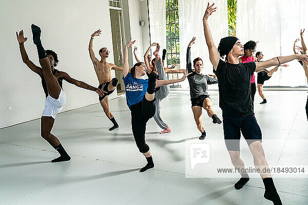 Tänzerinnen und Tänzer der Ballettkompanie Mi Compania  Havanna  Kuba  Westindien  Karibik  Mittelamerika  bei den Proben