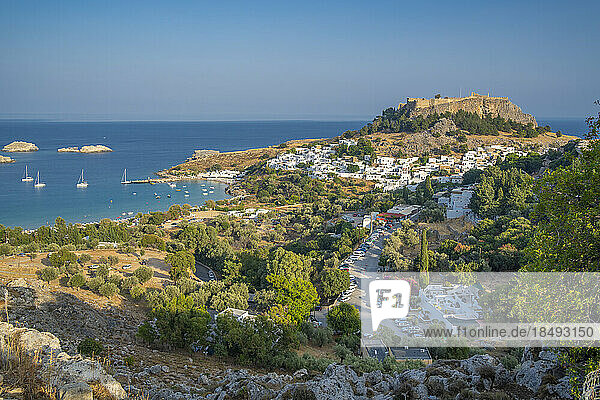 Blick auf Segelboote in der Bucht  Lindos und Lindos Akropolis von erhöhter Position  Lindos  Rhodos  Dodekanes Inselgruppe  Griechische Inseln  Griechenland  Europa