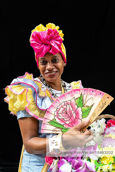 Buntes Blumenmädchen mit Kopfschmuck  Fächer und Korb  Havanna  Kuba  Westindien  Karibik  Mittelamerika
