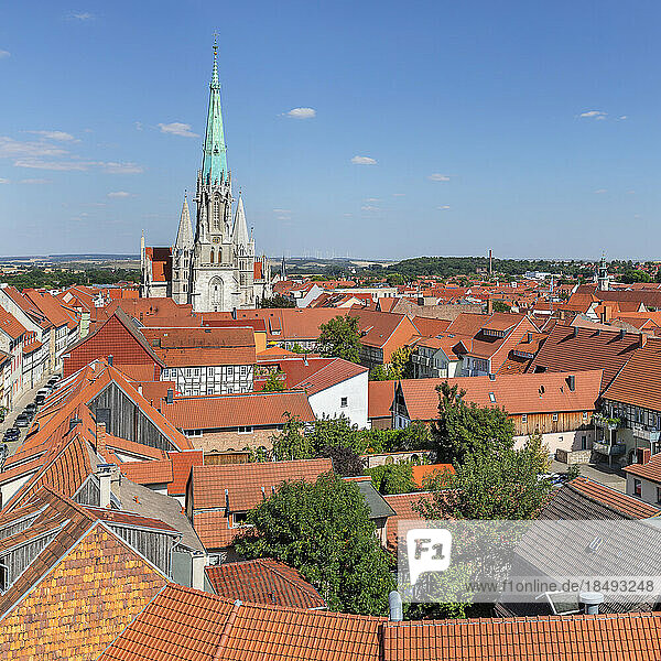 Blick vom Rabenturm über die Altstadt auf die St. Marienkirche  Mühlhausen  Thüringen  Deutschland  Europa
