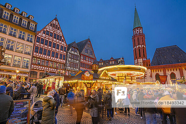 Blick auf Karussell und Weihnachtsmarkt auf dem Römerbergplatz in der Abenddämmerung  Frankfurt am Main  Hessen  Deutschland  Europa