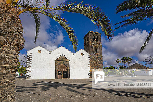 Blick auf die Kirche Our Lady of La Candelaria an einem sonnigen Tag  La Oliva  Fuerteventura  Kanarische Inseln  Spanien  Atlantik  Europa