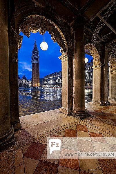 Markusplatz bei Nacht mit dem Glockenturm Campanile und der Markuskirche  San Marco  Venedig  UNESCO-Weltkulturerbe  Venetien  Italien  Europa