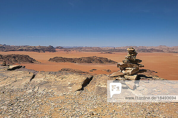 Wadi Rum rote Wüste mit einem Haufen aufgeschichteter Steine im Vordergrund  Jordanien  Naher Osten