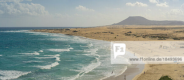 Erhöhter Blick auf den Strand und den Atlantik  Naturpark Corralejo  Fuerteventura  Kanarische Inseln  Spanien  Atlantik  Europa