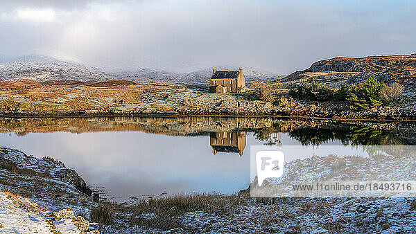 Verlassenes Haus  das sich an einem Wintertag im See spiegelt  Isle of Harris  Äußere Hebriden  Schottland  Vereinigtes Königreich  Europa