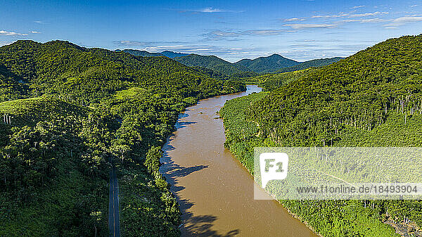 Luftaufnahme des Flusses Iguape  Atlantischer Wald Süd-Ost-Reservat  UNESCO-Weltkulturerbe  Alto Ribeira Touristischer Staatspark  Staat Sao Paulo  Brasilien  Südamerika