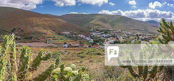 Blick auf Betancuria in dramatischer Landschaft von erhöhter Position  Betancuria  Fuerteventura  Kanarische Inseln  Spanien  Atlantik  Europa