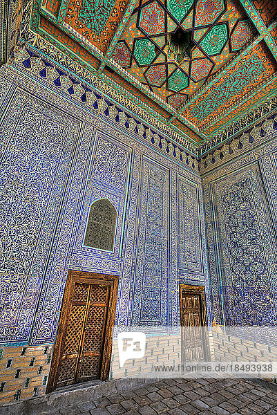 Geflieste Wände  bemalte Decke  Quartier der Frauen des Emirs  Tasch Khauli Palast  1830  Ichon Qala (Itchan Kala)  UNESCO Weltkulturerbe  Chiwa  Usbekistan  Zentralasien  Asien