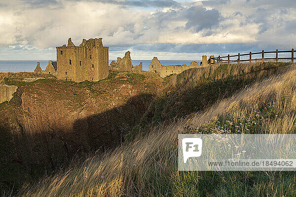 Dunnottar Castle auf einem Klippenvorsprung südlich von Stonehaven  Aberdeenshire  Schottland  Vereinigtes Königreich  Europa