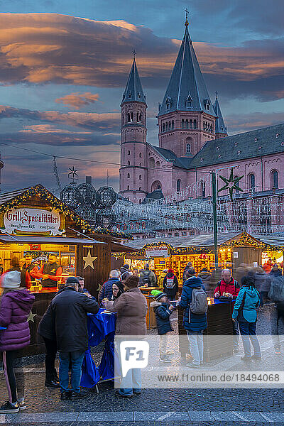 View of Christmas Market and Cathedral in Domplatz  Mainz  Rhineland-Palatinate  Germany  Europe