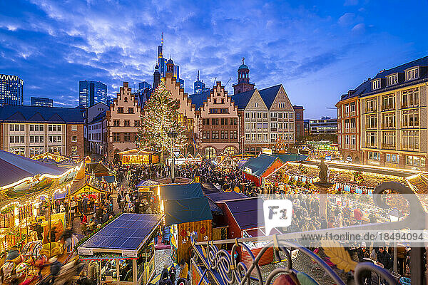 Blick auf den Weihnachtsmarkt auf dem Römerbergplatz aus erhöhter Position in der Abenddämmerung  Frankfurt am Main  Hessen  Deutschland  Europa