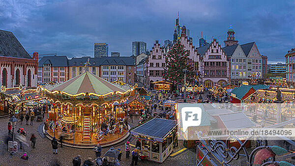 Blick auf Karussell und Weihnachtsmarktbuden in der Abenddämmerung  Römerbergplatz  Frankfurt am Main  Hessen  Deutschland  Europa