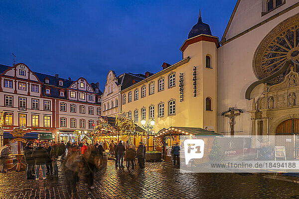 Blick auf den Weihnachtsmarkt auf dem Jesuitenplatz im historischen Stadtzentrum zu Weihnachten  Koblenz  Rheinland-Pfalz  Deutschland  Europa