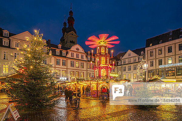 View of Christmas Market in Brunnen Am Plan in historic town centre  Koblenz  Rhineland-Palatinate  Germany  Europe