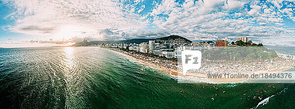 Drohnenpanorama des Ipanema-Strandes  Rio de Janeiro  Brasilien  Südamerika