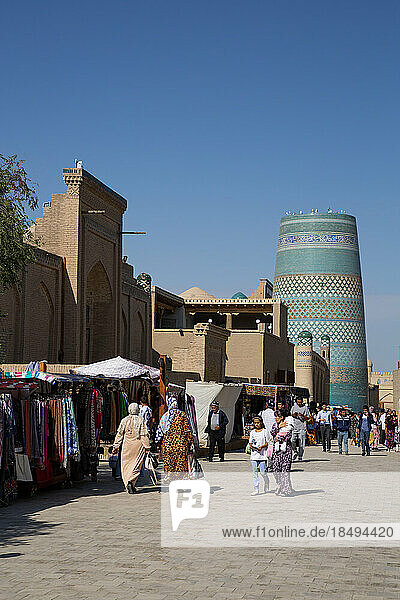 Einkaufsstraße  im Hintergrund das Kalta-Minarett  Ichon Qala (Itchan Kala)  UNESCO-Weltkulturerbe  Chiwa  Usbekistan  Zentralasien  Asien