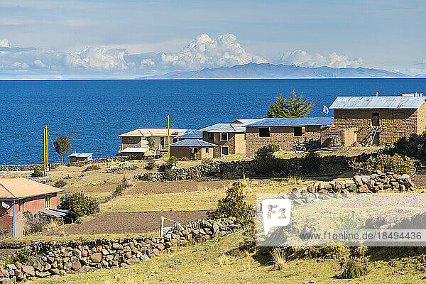 Häuser mit Feldern auf der Insel Amantani  Titicacasee  Puno  Peru  Südamerika