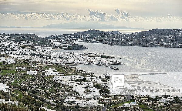 Ausblick auf Bucht mit Mykonos Stadt und Hafen  weiße kykladische Häuser  Mykonos  Kykladen  Griechenland  Europa