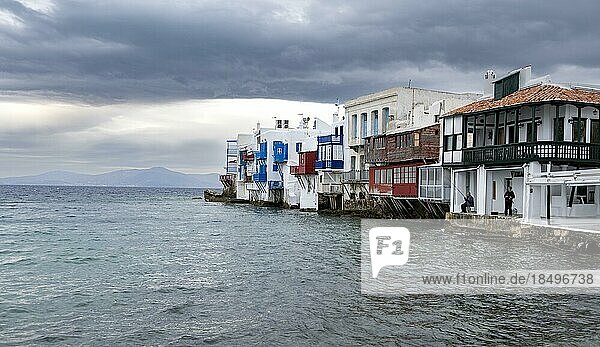 Weiße kykladische Häuser am Ufer  Little Venice  Klein Venedig  dramatische dunkle Wolken Chora  Mykonos Stadt  Mykonos  Kykladen  Ägäis  Griechenland  Europa