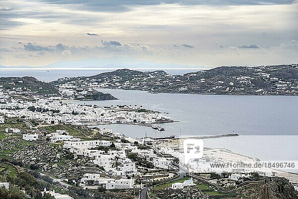 Ausblick auf Bucht mit Mykonos Stadt und Hafen  weiße kykladische Häuser  Mykonos  Kykladen  Griechenland  Europa