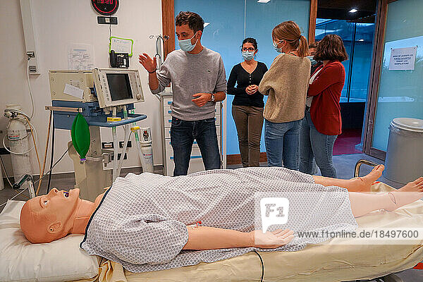 Internal emergency physicians are trained in emergency procedures during simulation workshops on a SimMan mannequin. Briefing before the first case study.