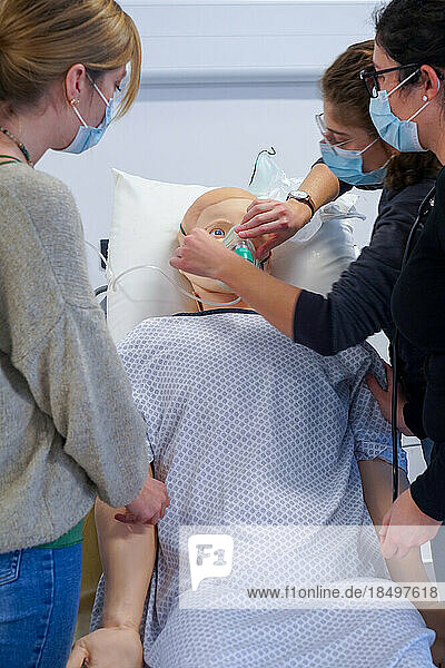 Internal emergency physicians are trained in emergency procedures during simulation workshops on a SimMan mannequin. On this exercise  the interns will have to intervene in the case of a person suffering from a severe asthma attack. They will have to find the right actions to restore the patient's functions as a matter of urgency.
