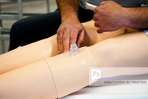For two days  nurses and emergency nurses undergo training at the Montpellier School of Medicine on emergency procedures and resuscitation. Course on the placement of an intraosseous route with the EZ-10 motorized system.
