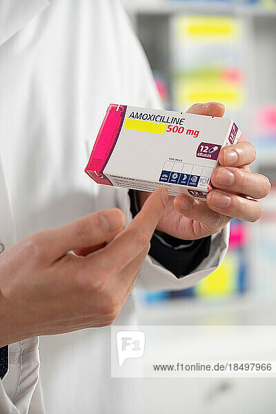 Explanation of a pharmacist on a drug (Amoxicillin) to a client.