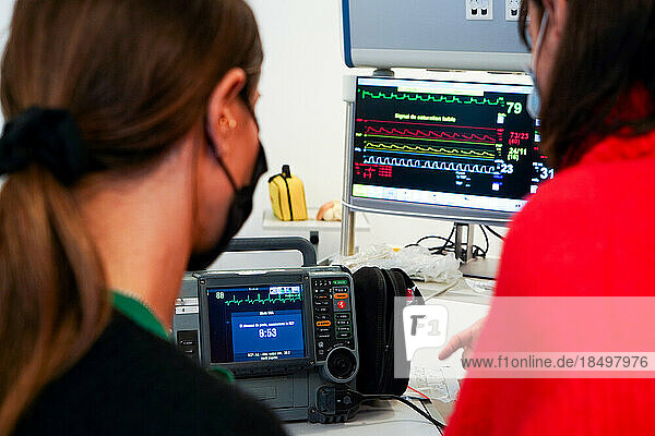 For two days  nurses and emergency nurses undergo training at the Montpellier School of Medicine on emergency procedures and resuscitation. Presentation of the defibrillator on board the SMUR and SAMU vehicles for emergency response.