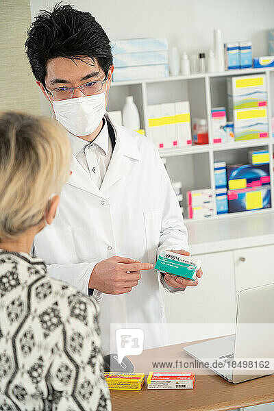 Explanation of a pharmacist on a drug (Aspirin) to a client.