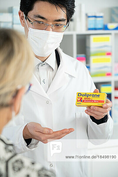 Explanation of a pharmacist on a drug (Doliprane) to a client.