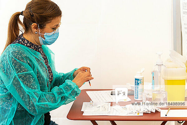Nurse preparing a dose of vaccine to vaccinate against Covid.