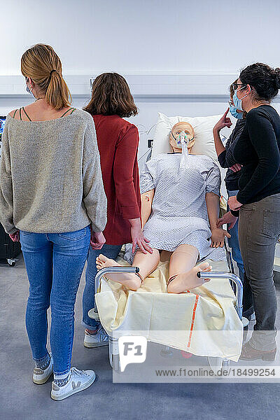 Internal emergency physicians are trained in emergency procedures during simulation workshops on a SimMan mannequin. On this exercise  the interns will have to intervene in the case of a person suffering from a severe asthma attack. They will have to find the right actions to restore the patient's functions as a matter of urgency.