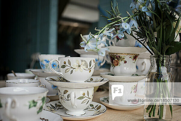 vintage cups and saucers for wedding decoration