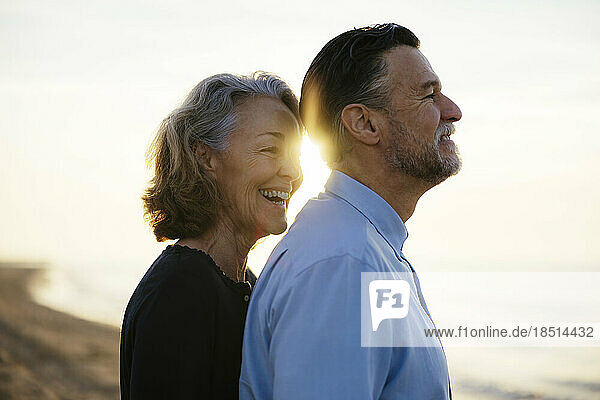 Glückliches älteres Paar  das zusammen am Strand steht
