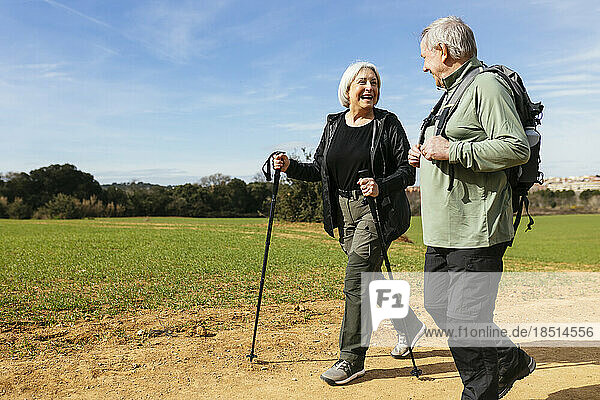 Glückliches älteres Paar  das gemeinsam in der Natur wandert