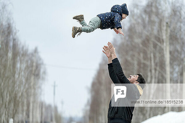 Verspielter Vater wirft Sohn in die Luft