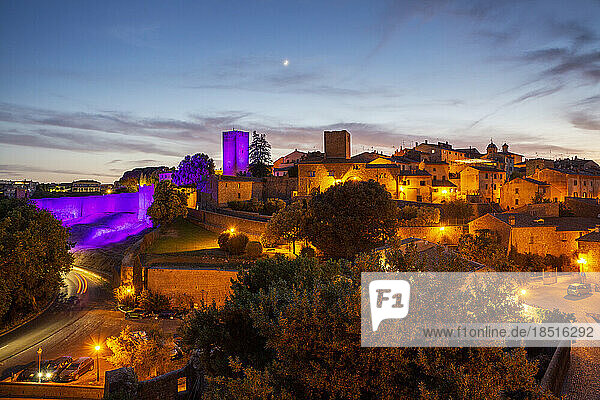 Italien  Latium  Toskana  Blick auf Torre di Lavello  beleuchtet von violettem Licht in der Abenddämmerung