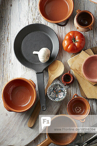 Garlic clove  red bell pepper  frying pan and empty bowls