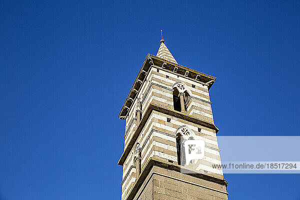 Italien  Latium  Viterbo  Glockenturm der Chiesa di San Giovanni Battista degli Almadiani vor strahlend blauem Himmel