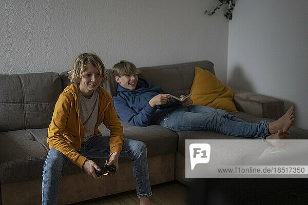 Glücklicher Junge  der zu Hause mit einem Freund ein Videospiel spielt