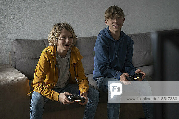Freunde spielen zu Hause Videospiel