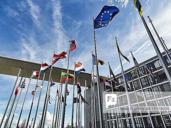 Europäisches Parlament  EU-Parlament  Flaggen europäischer Länder und Flagge der Europäischen Union  Europaviertel Kirchberg-Plateau  Luxemburg  Europa