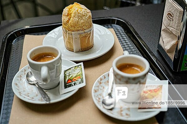 Pause  Kaffee und Kuchen  Markthalle  Altstadt  Coimbra  Beira Litoral  Portugal  Europa