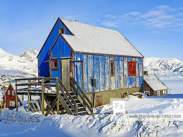 Altes buntes Holzhaus in Tasiilaq im Winter  Insel Ammassalik  Kommuneqarfik Sermersooq  Ostgrönland  Grönland  Nordamerika